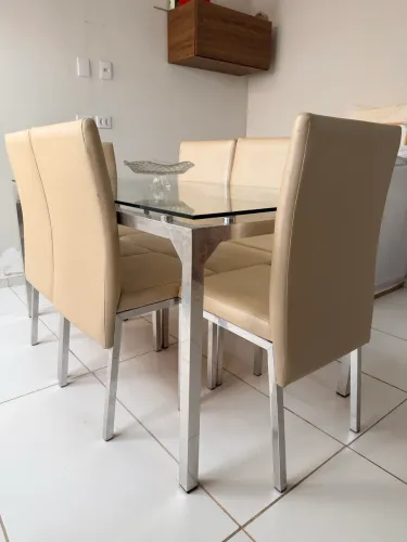 Mesa de vidro + 6 cadeiras estofadas de courino