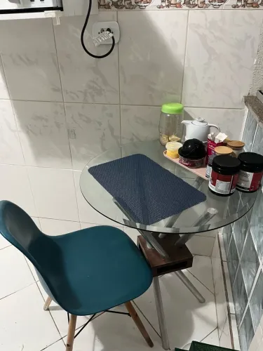 Mesa de vidro com 1 cadeira