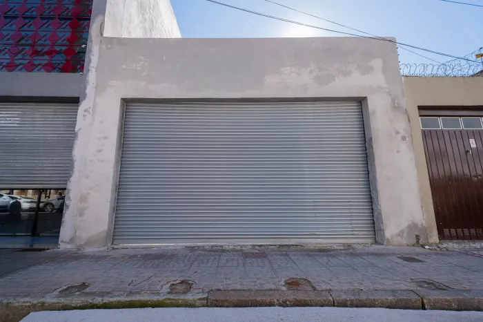 Locação: prédio comercial no Centro de Pelotas com estacionamento para 20 veículos espaço