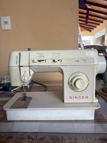 Vende-se máquina de costura Singer usada funcionando normalmente.