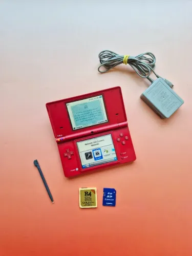 Nintendo DSi Vermelho + R4 Lotado de Jogos + Carregador Original