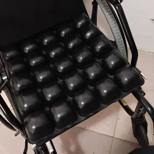 Cadeira de rodas semi-nova com acento ortopédico especial