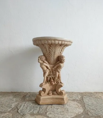 Coluna pedestal em gesso clássico com querubins