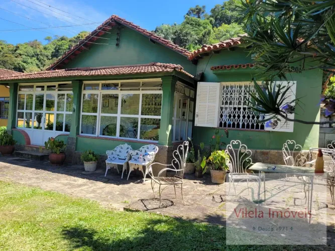 Oportunidade em um dos melhores bairros da cidade e duas casas independentes com terreno d