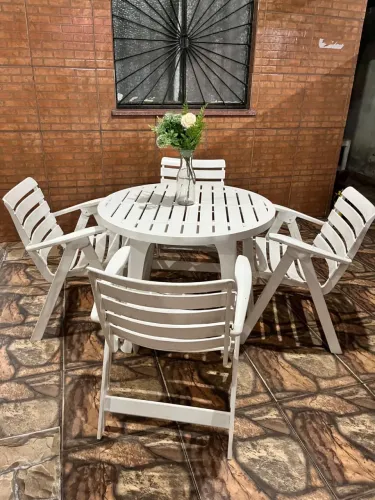 Mesa e cadeiras 
