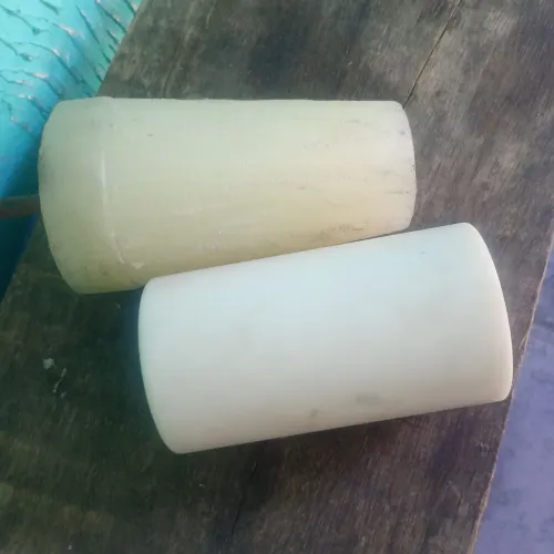 Dois tarugos de nylon usado