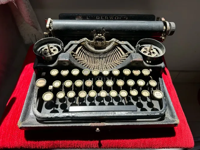 Vendo máquina de datilografia importada Underwood