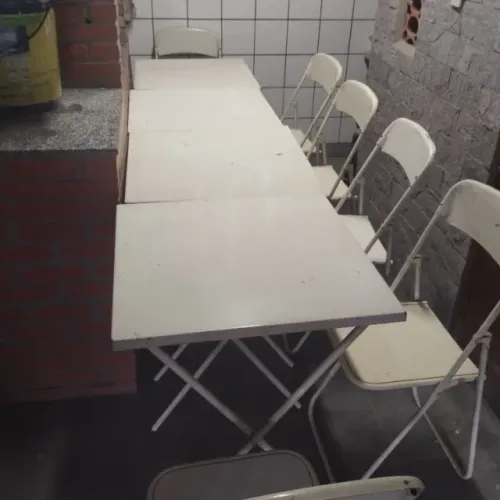 Vendo 4 mesas de metal com 16 cadeiras