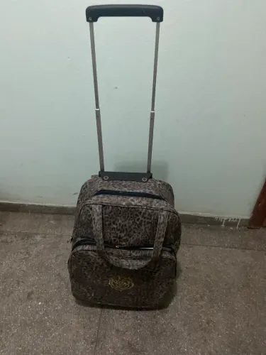 mudança mala de rodinha so ta com o zeper do bolso da frente com poblema 