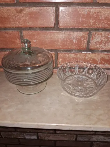 Duas comporta de vidro para doce