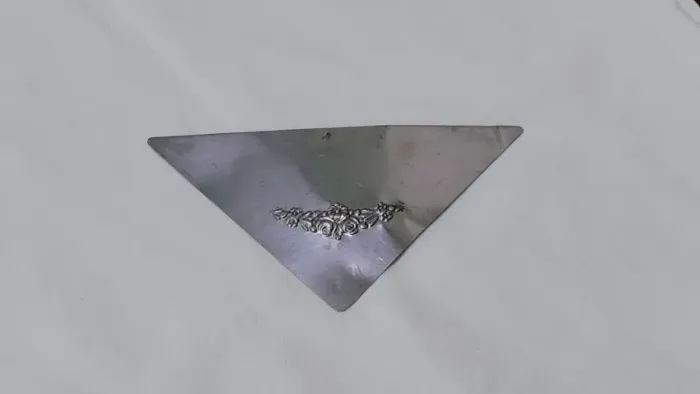 Peça decorativa em metal - antiga