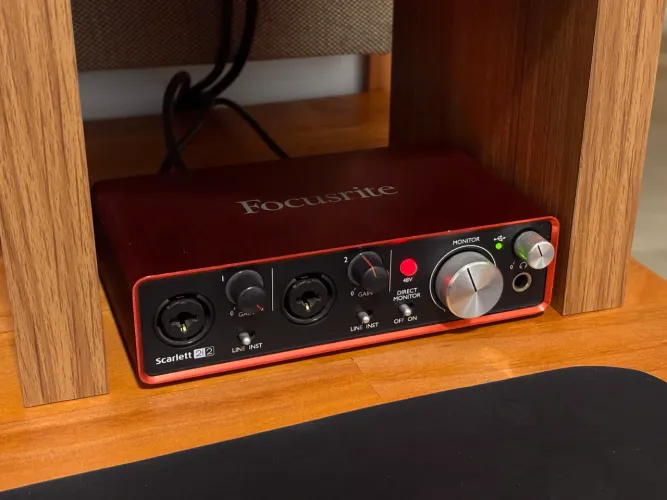 Focusrite Scarlett 2i2 2ª Geração Interface de Áudio USB
