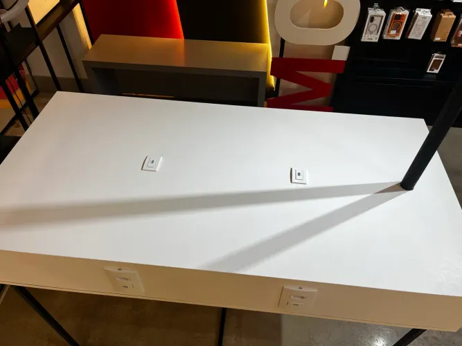 Mesa central com tomadas e USB