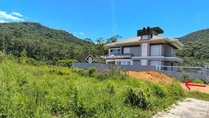 Terreno em Saco Grande à venda com 450 m², ideal para construção ou investimento.