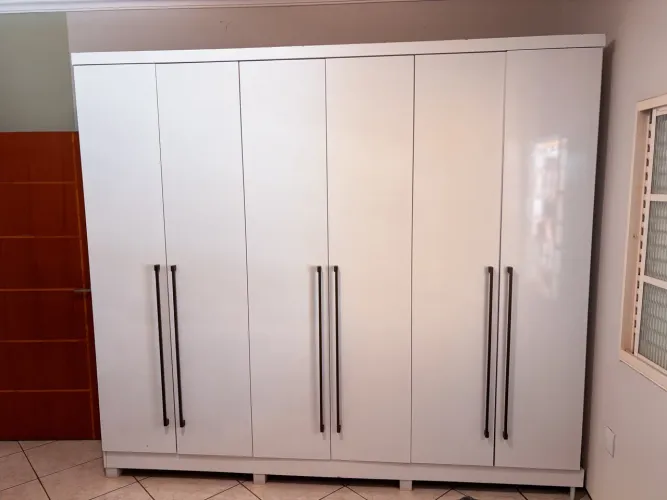 Guarda-roupa grande em MDF