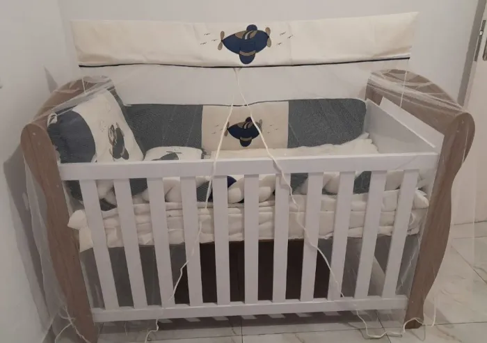 Vendo berço completo, colchão com plástico tudo certinho.