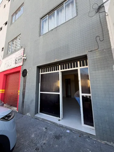 Aluga-se sala comercial na Rua Dona Lurdes Estivalete Teixeira com Av. Leste Oeste