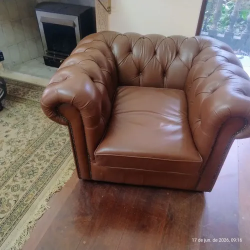 Poltrona Chesterfield 100 porcento Couro Legítimo 
