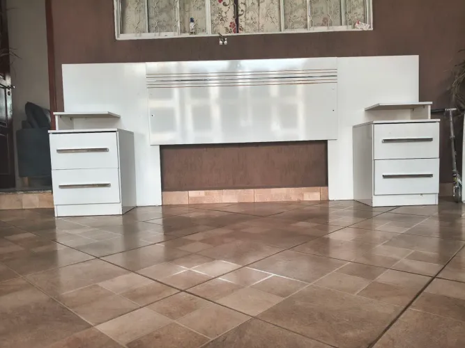 Vendo cabeceira cama de casal com 2 criado mudo serve tbm pra cama Queen