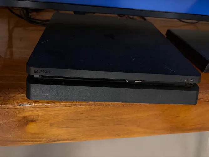 Vendo PS4 em perfeito funcionamento