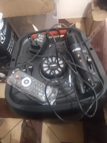 Vendo uma caixa de som; Com microfone,telefone para contato *28