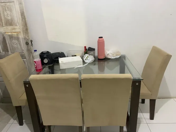 MESA DE VIDRO COM 4 CADEIRAS À VENDA! ?