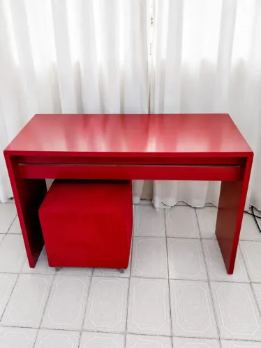 Aparador mais puf ambos na cor vermelho ,uma grande oportunidade, interessados só chamar