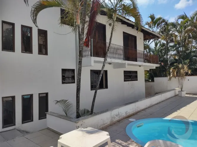 Casa Residencial de 6 dorms no bairro Centro
