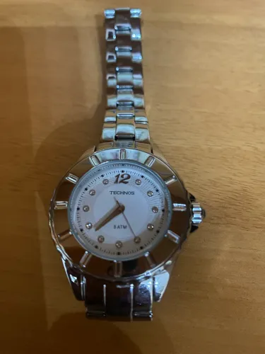 Relógio feminino TECHNOS, prata, fundo branco e marcadores em strass. Perfeito!