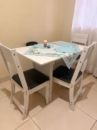 Mesa 4 lugares c/ 3 cadeiras p/ vender rápido 
