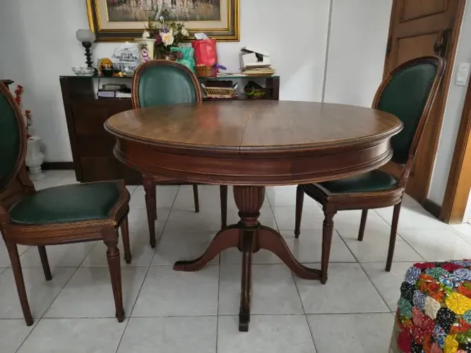 MESA DE JANTAR EMPANSIVEL EM CEREJEITA REDONDA COM 5 CADEIRAS 