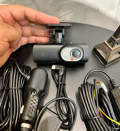 Câmera Veicular Dash Cam V22B Ultra HD 4K com GPS e Wi-Fi
