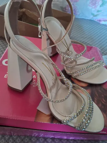 Sandálias Elegantes com Salto Bloco e Detalhes em Pedrarias Brilhantes bonito e confortave
