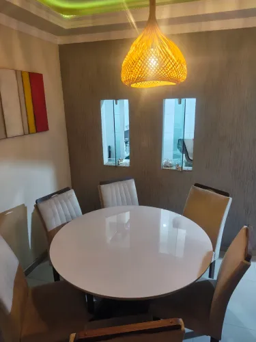 Vendo mesa redonda com cadeiras!