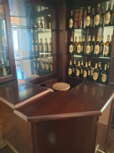 Vendi barzinho em mogno