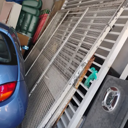 Portão de ferro tem só uma defeito ferujo