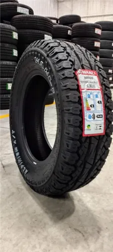 Pneu aro 15 medida 205/65/15 AT com letras branca na lateral. R$ 450,00