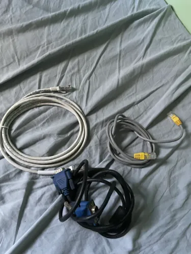 CABO DE REDE E UM CABO VGA