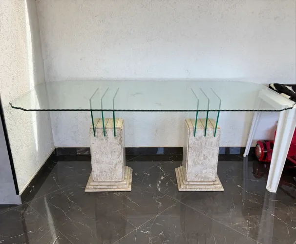 Mesa de Jantar 8 Lugares - Tampo de Vidro Temperado e Base em Mármore Travertino