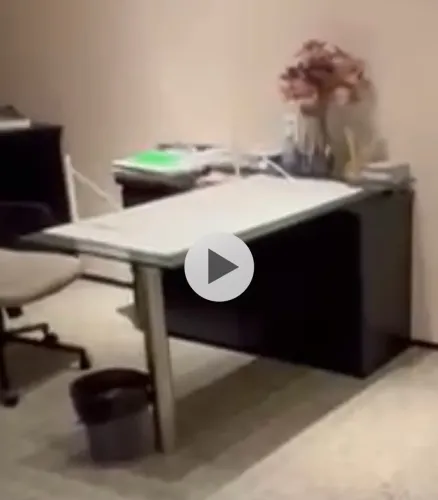 Vendo essa mesa de vidro pé de aço armário com gavetas