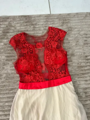 Vestido de festa com renda