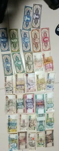 Coleção de 32 cédulas antigas.