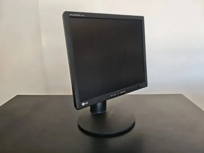 Monitor LG Flatron 17" L1742P - Base Ergonômica com Ajuste de Altura e Rotação