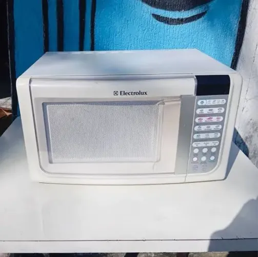 Micro-ondas Electrolux 23 litros funcionando normal