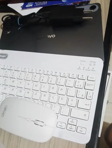 Tablet Lenovo 10' com teclado e mouse