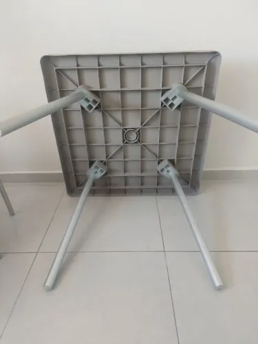Vende-se mesa com 4 cadeira
