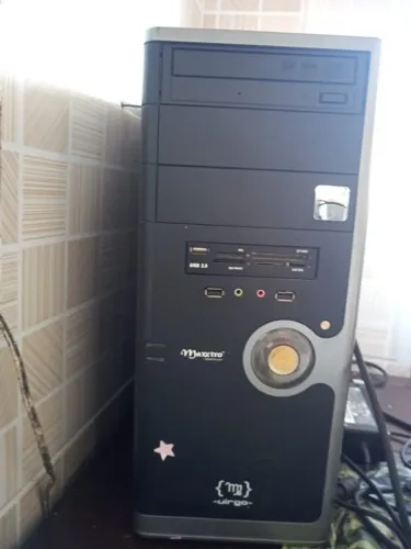 Desktop AMD Phenom (tm) II X4 955 Processor 64 bits - RAM : 8 mb