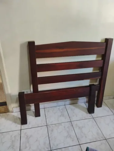 CAMA DE SOLTEIRO E ESPELHO 