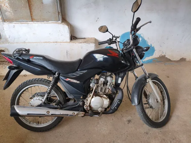 Vendo moto Honda 125, 2011, toda em dias pronta para transferir.