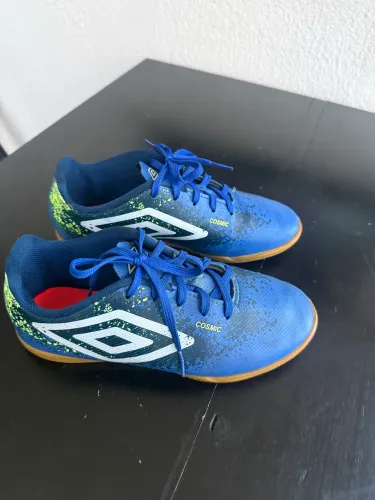 Chuteira Umbro Cosmic futsal número 36